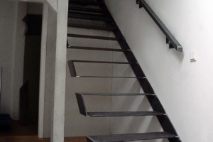 Frei kragende Treppe mit Handlauf